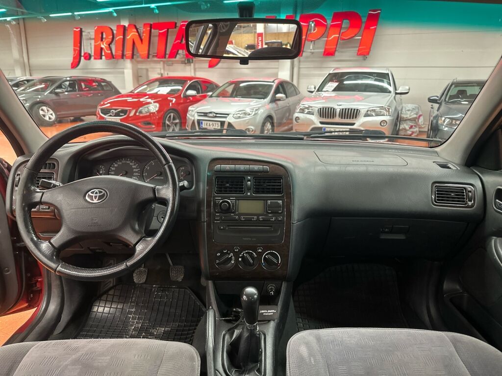 Toyota Avensis 2002 Punainen