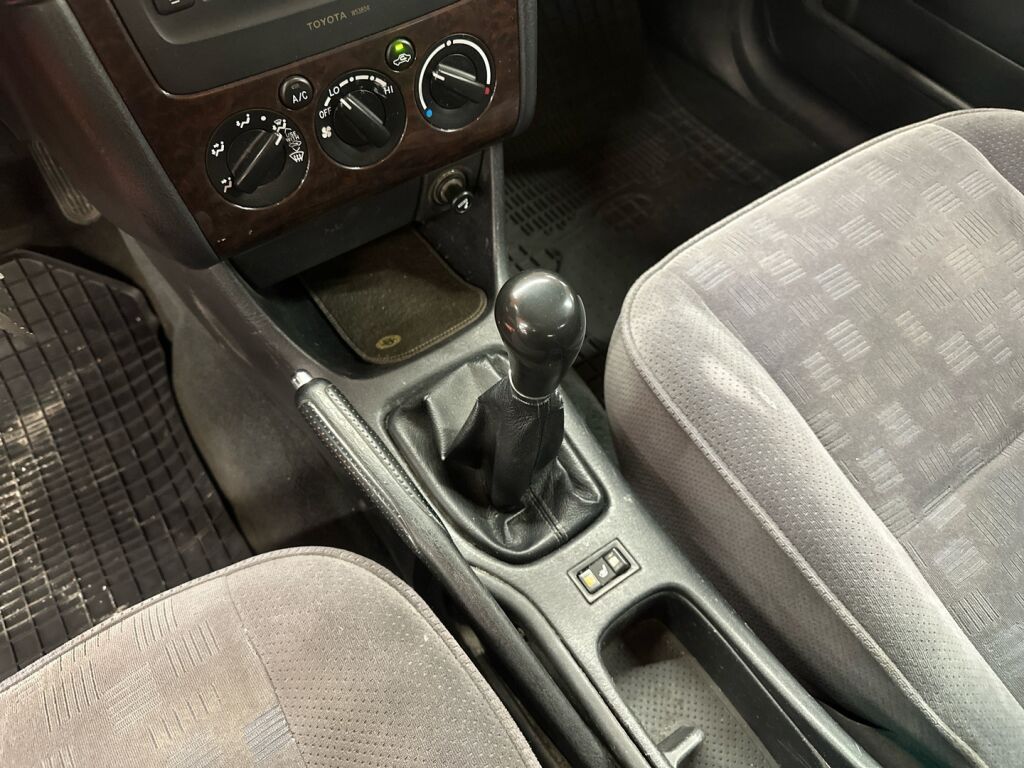 Toyota Avensis 2002 Punainen