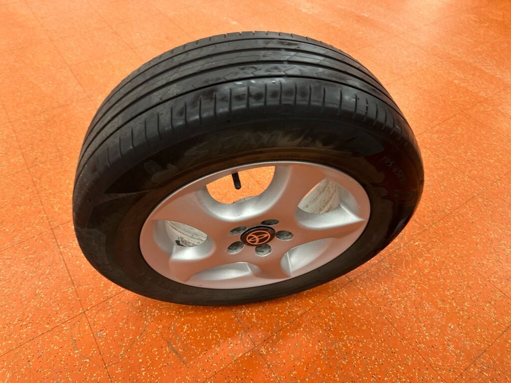 Toyota Avensis 2002 Punainen