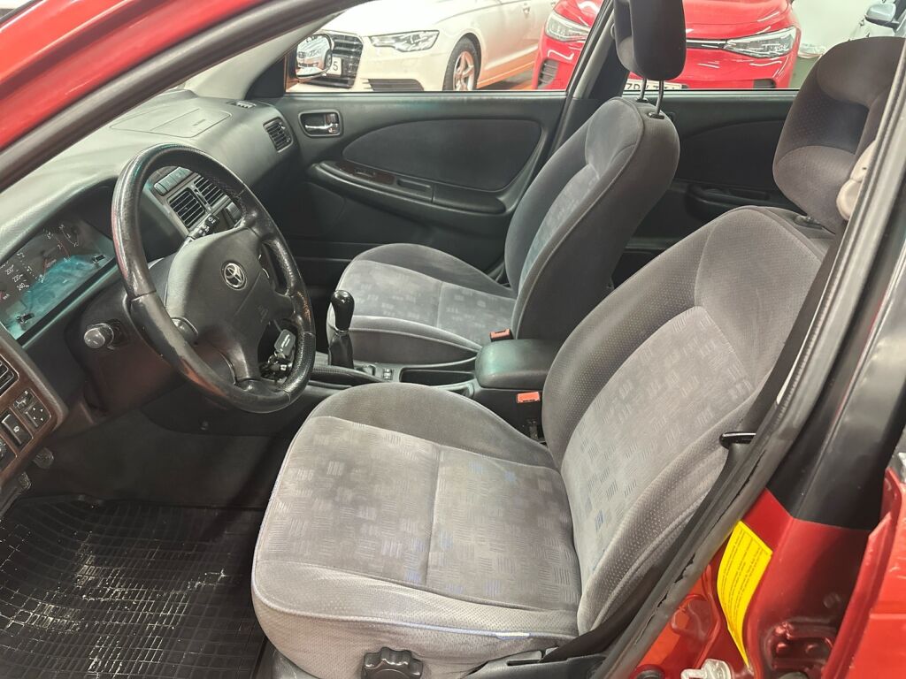 Toyota Avensis 2002 Punainen