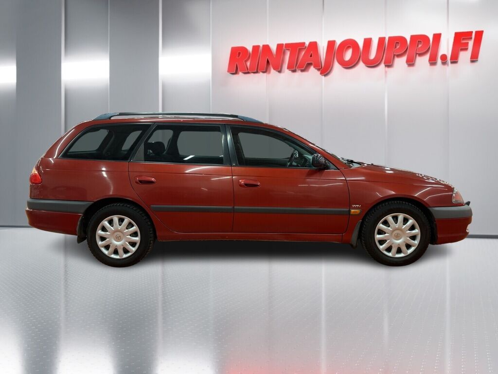 Toyota Avensis 2002 Punainen