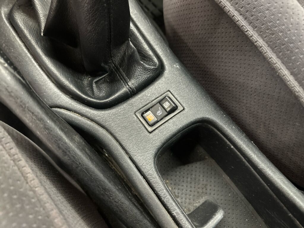 Toyota Avensis 2002 Punainen