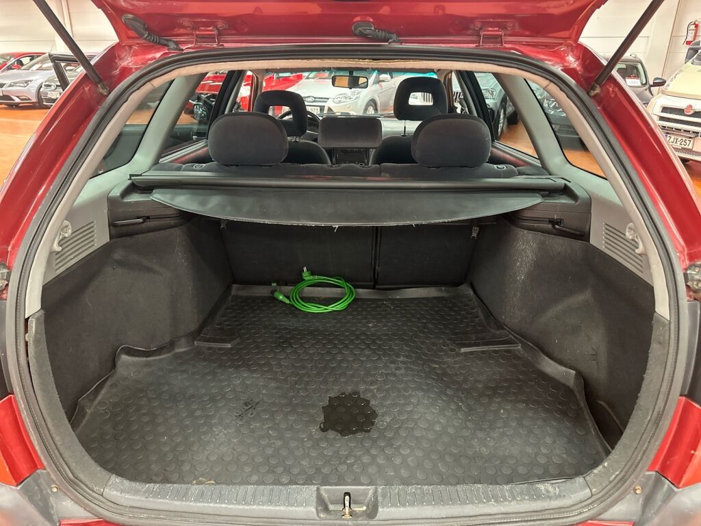 Toyota Avensis 2002 Punainen