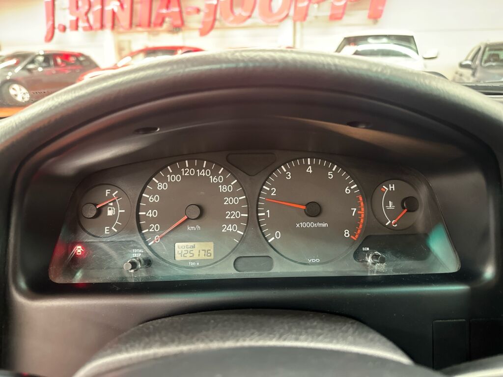 Toyota Avensis 2002 Punainen