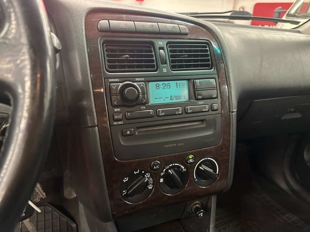 Toyota Avensis 2002 Punainen