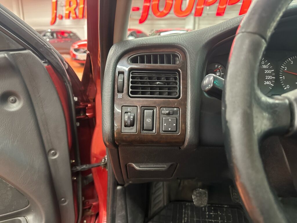 Toyota Avensis 2002 Punainen