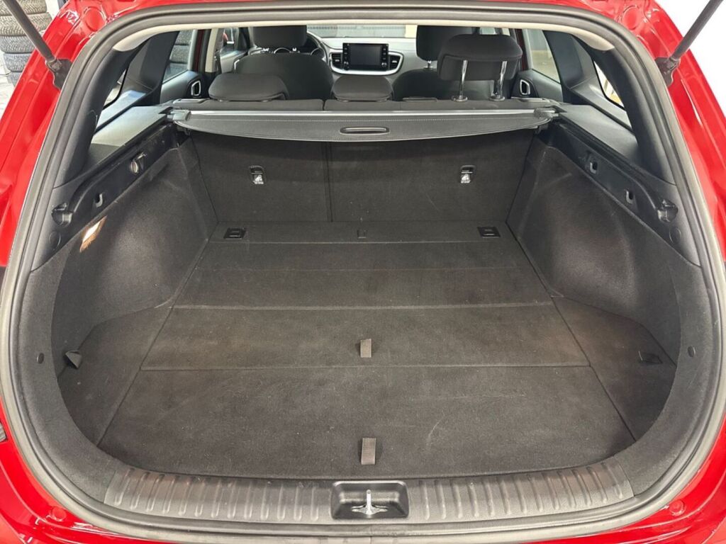 Kia Ceed 2022 Punainen