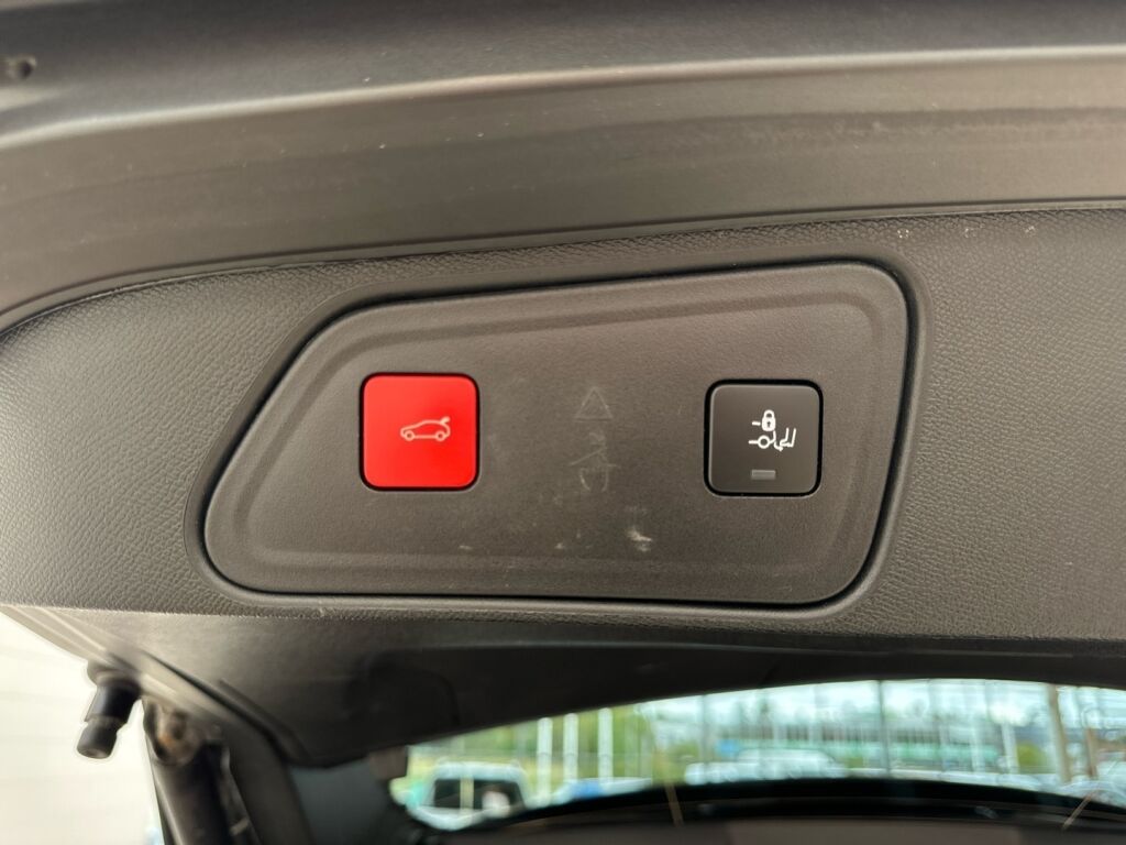 Peugeot 3008 2022 Musta