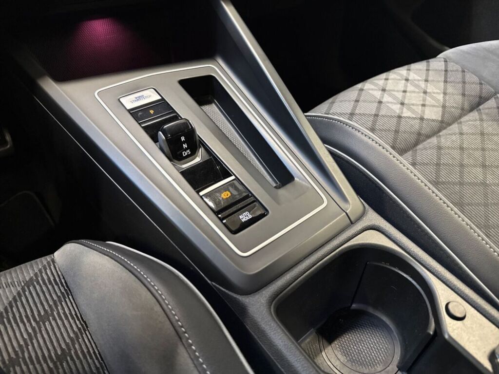Volkswagen Golf 2022 Valkoinen
