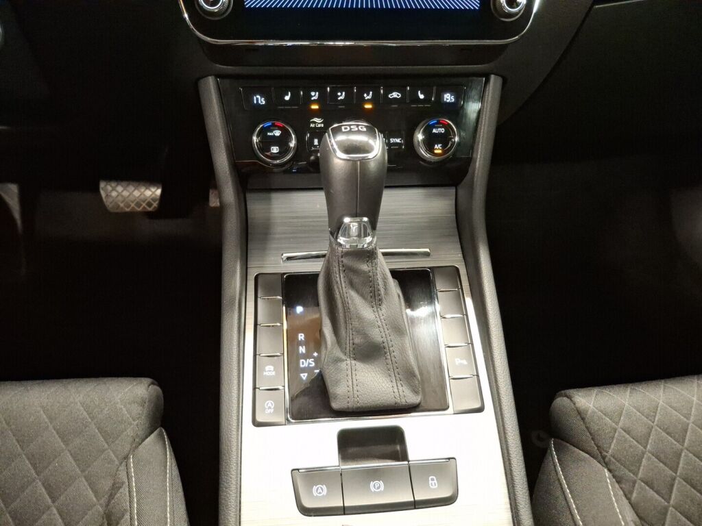 Skoda Superb 2022 Valkoinen