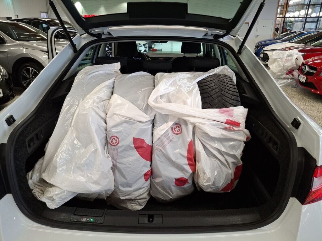 Skoda Superb 2022 Valkoinen