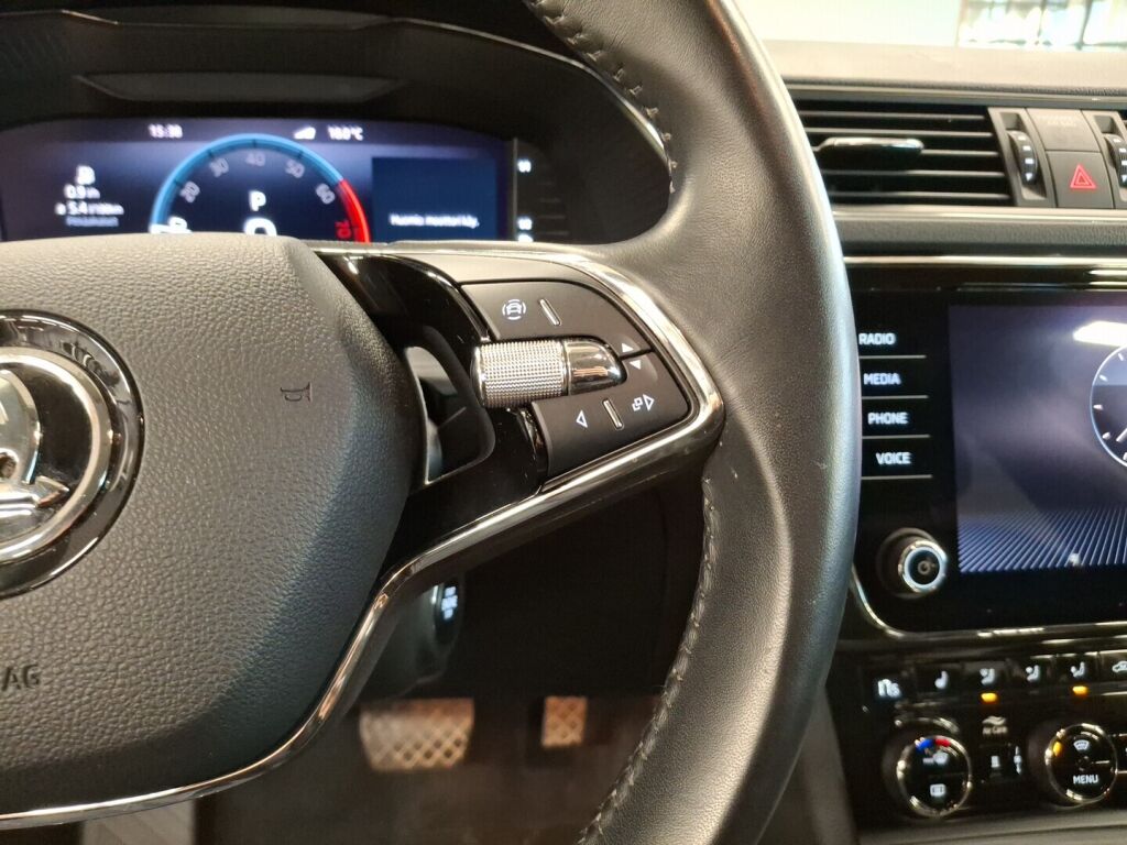 Skoda Superb 2022 Valkoinen