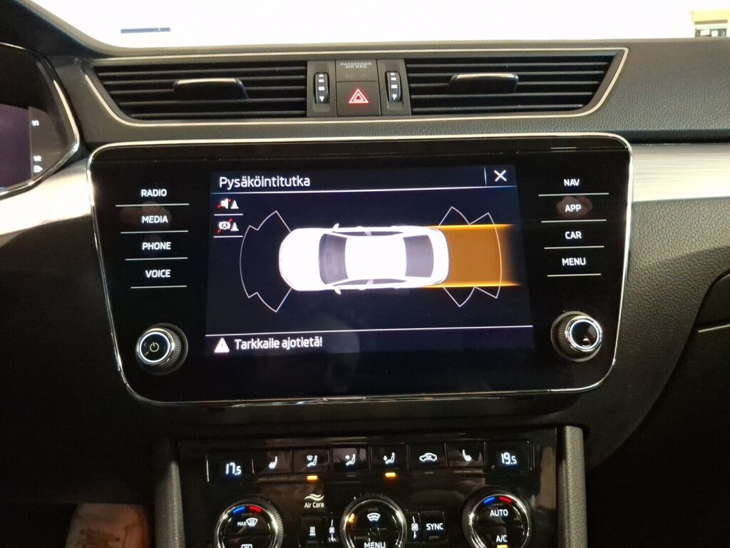 Skoda Superb 2022 Valkoinen