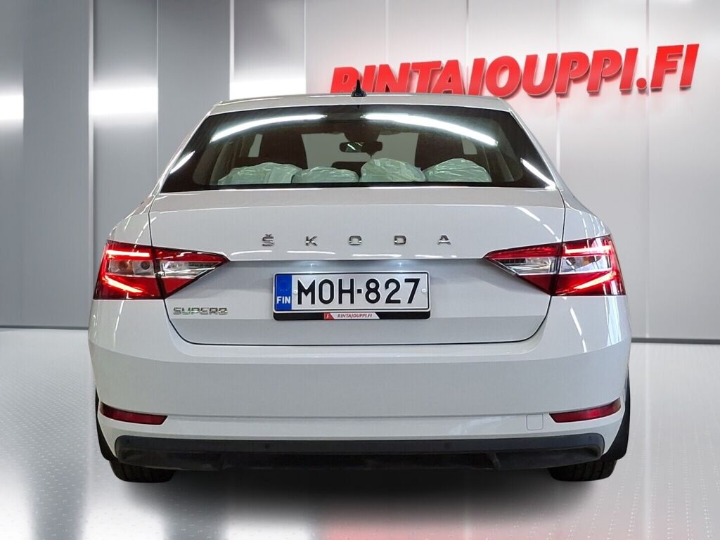 Skoda Superb 2022 Valkoinen