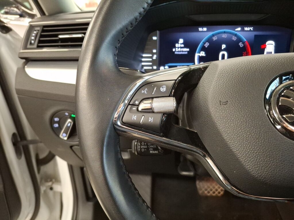 Skoda Superb 2022 Valkoinen