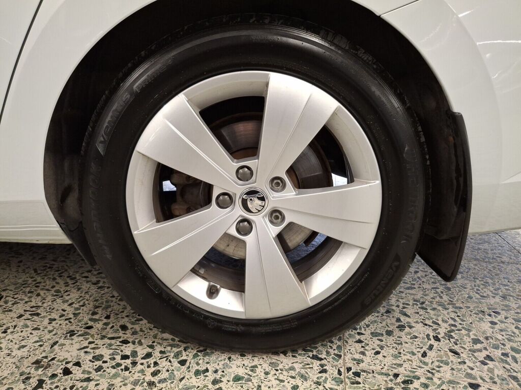 Skoda Superb 2022 Valkoinen