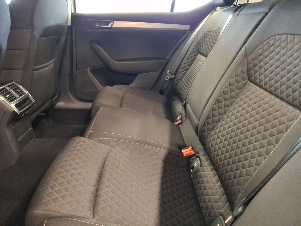 Skoda Superb 2022 Valkoinen