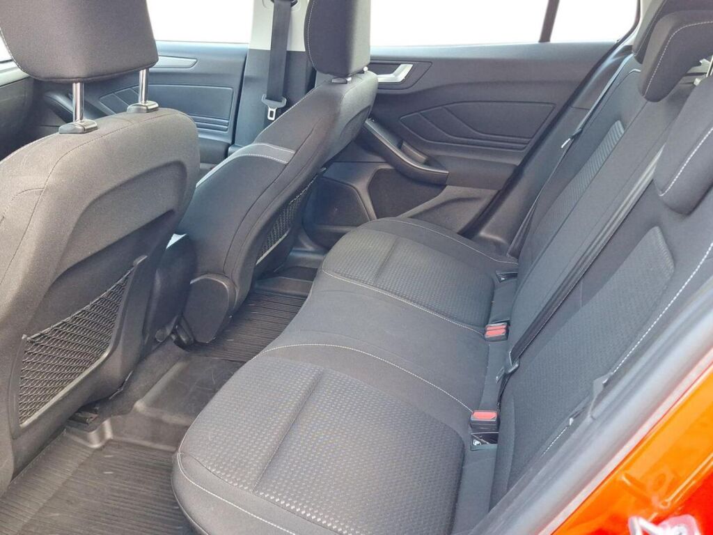 Ford Focus 2022 Punainen