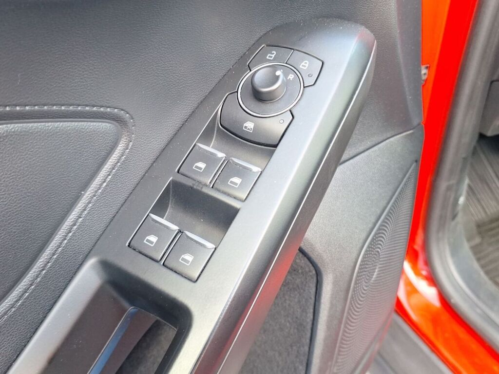 Ford Focus 2022 Punainen