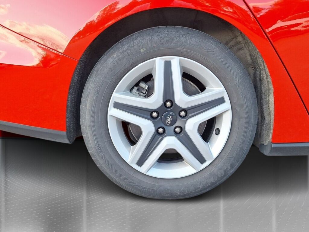 Ford Focus 2022 Punainen