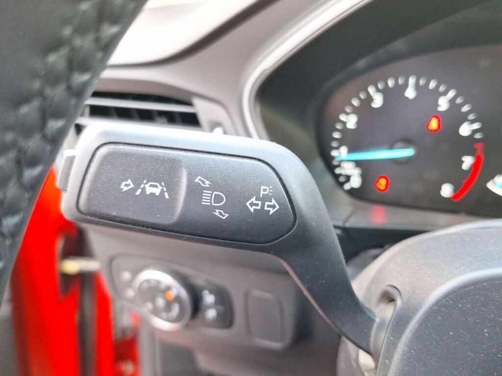 Ford Focus 2022 Punainen