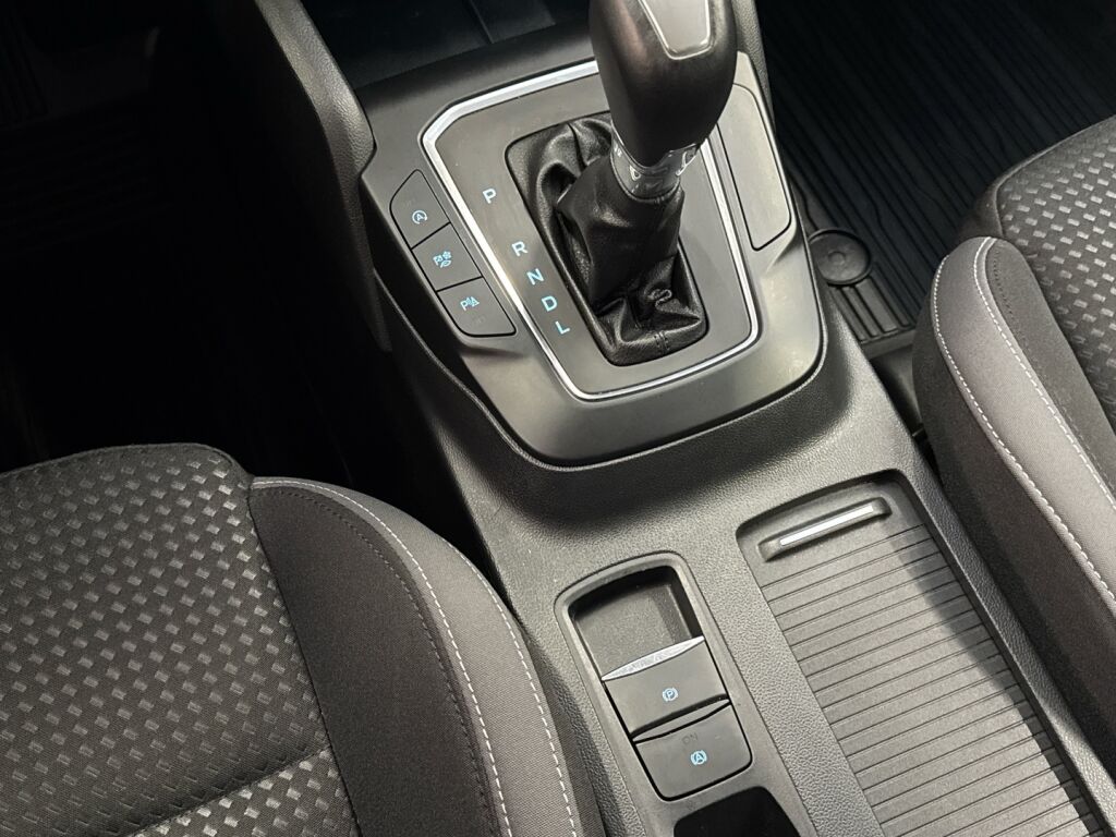 Ford Focus 2022 Punainen