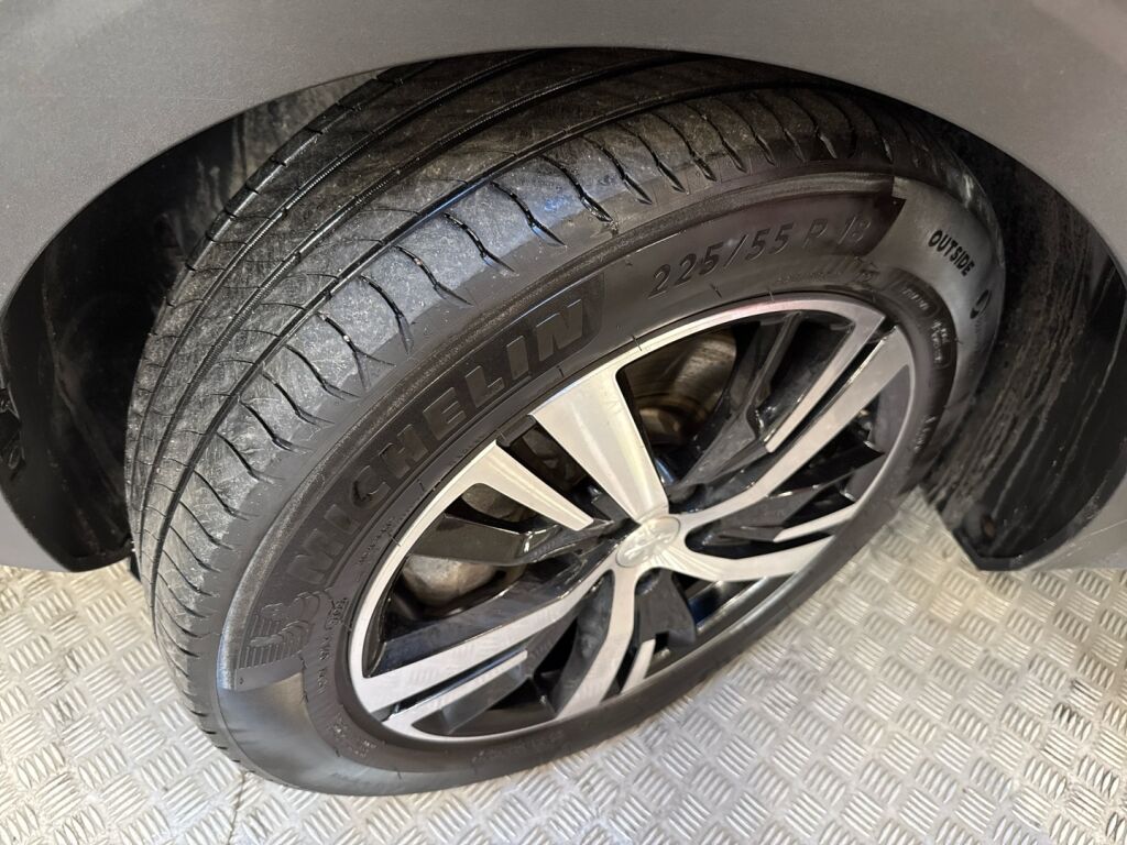 Peugeot 3008 2022 Punainen