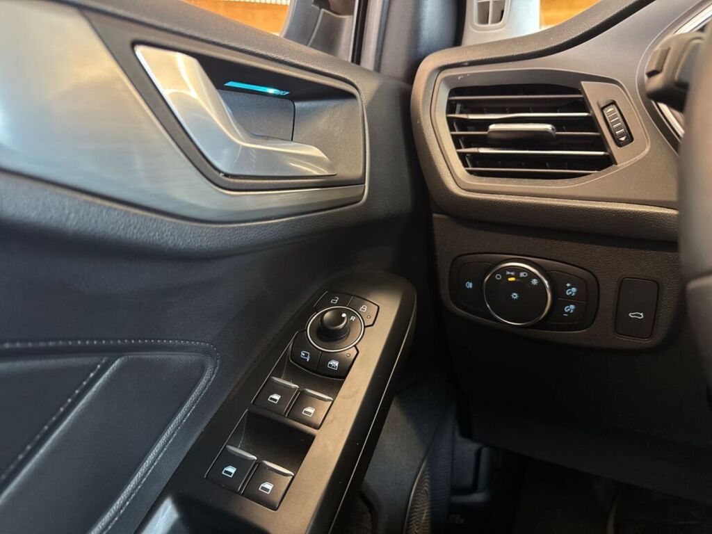 Ford Focus 2023 Metallinhohto Musta (Agate Black Metallic)