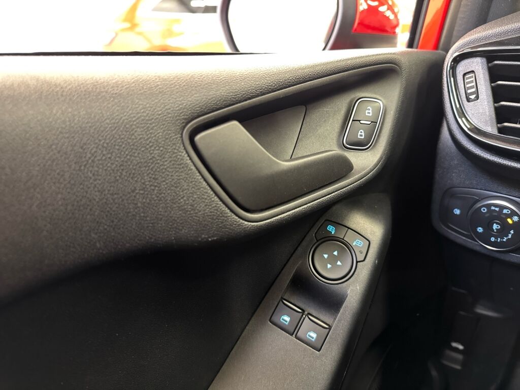 Ford Fiesta 2023 Punainen