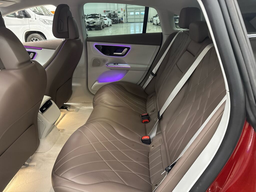 Mercedes-Benz EQE 2023 Punainen
