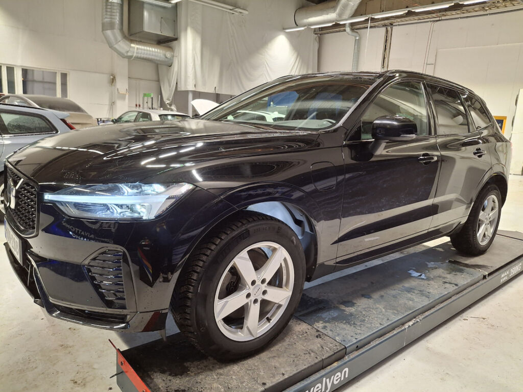 Volvo XC60 2023 Musta