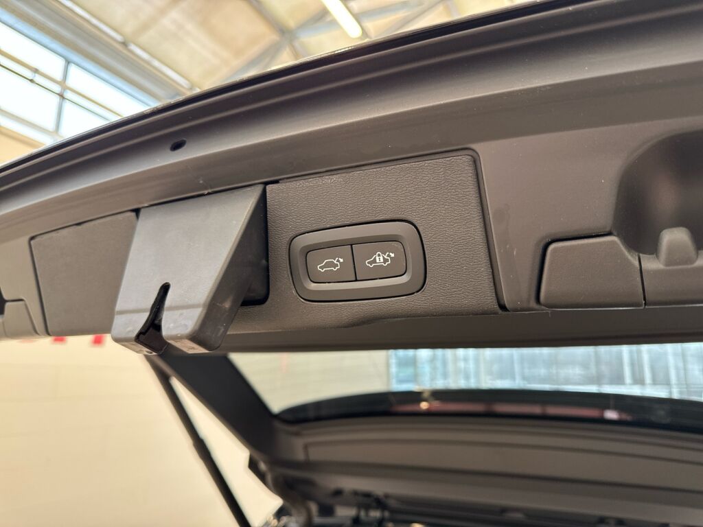 Volvo XC60 2023 Musta