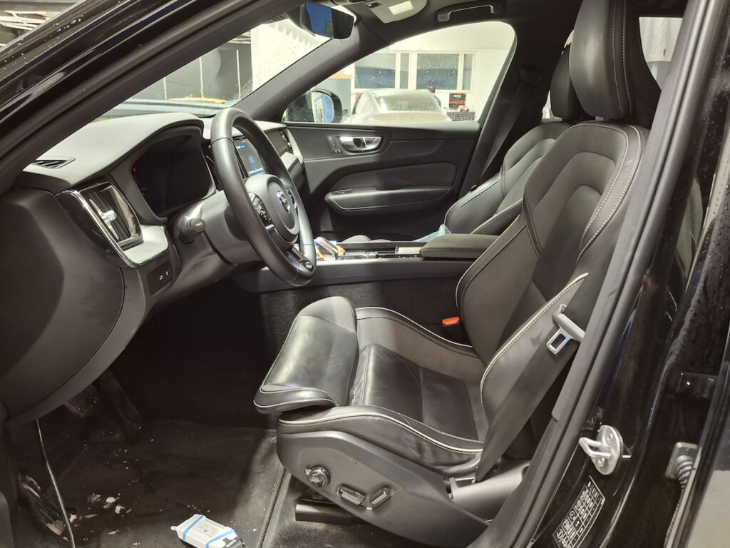 Volvo XC60 2023 Musta