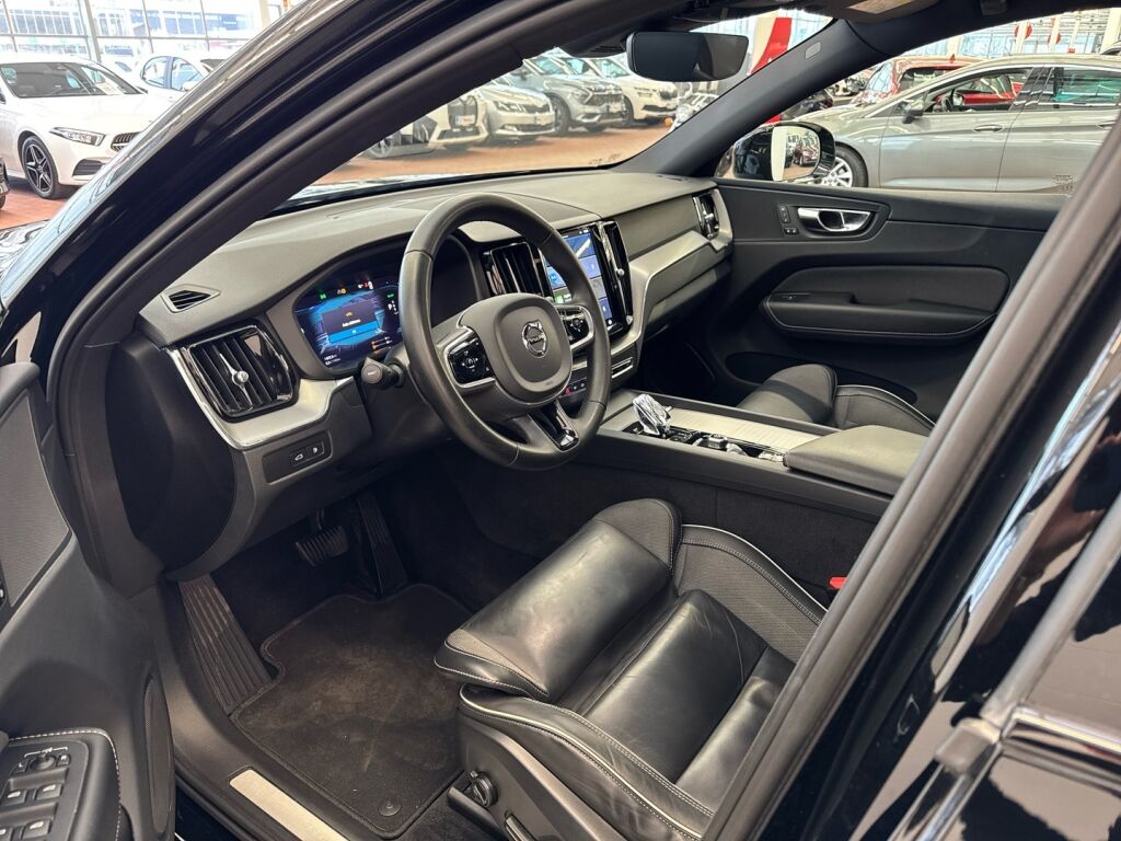 Volvo XC60 2023 Musta