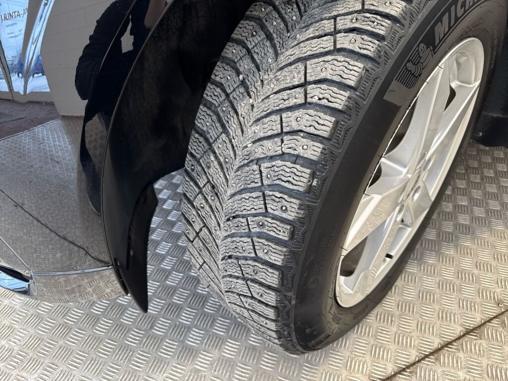 Volvo XC60 2023 Musta