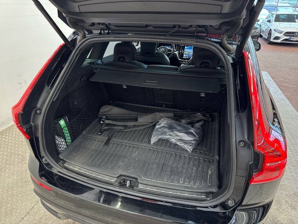 Volvo XC60 2023 Musta