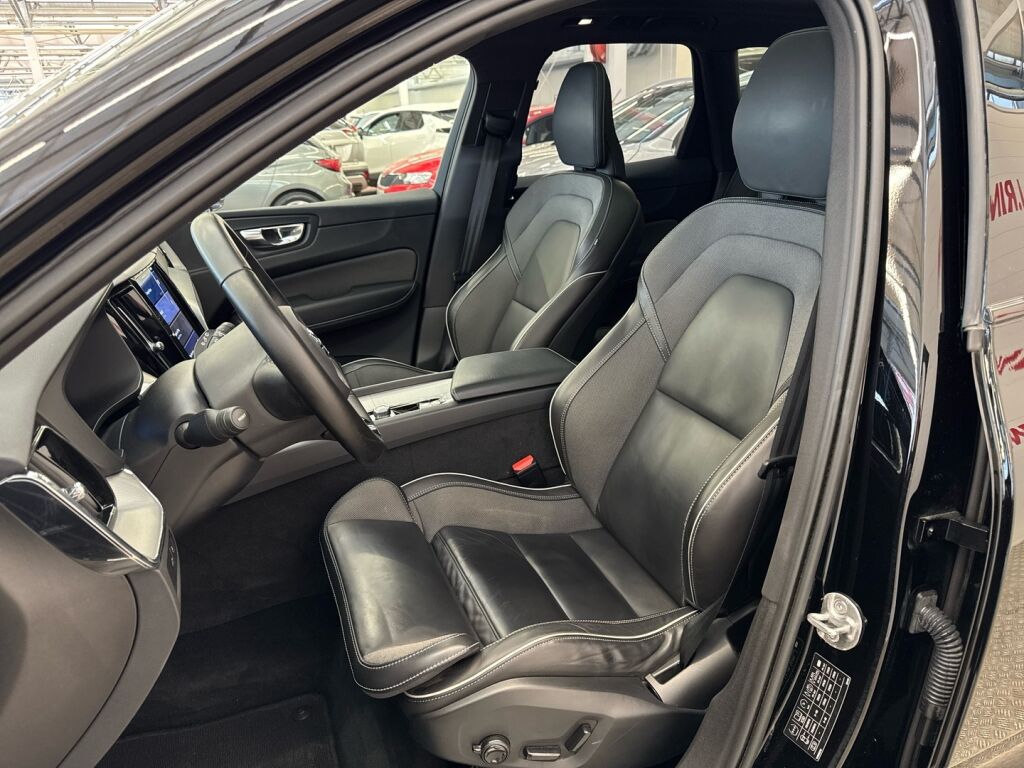 Volvo XC60 2023 Musta