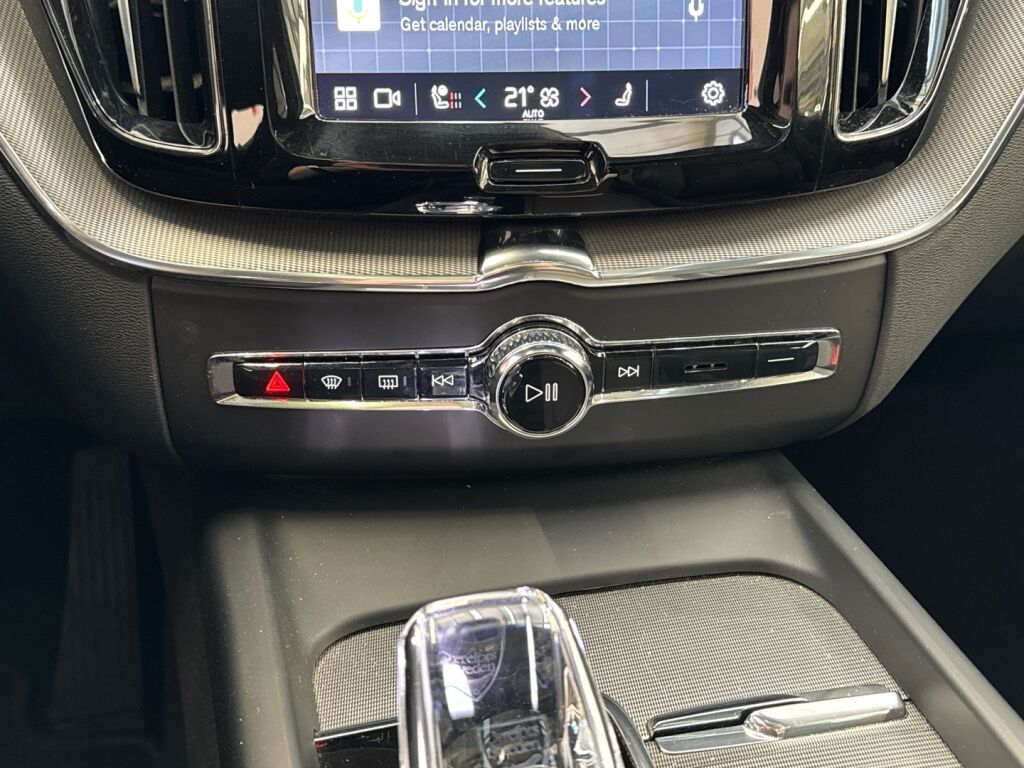 Volvo XC60 2023 Musta