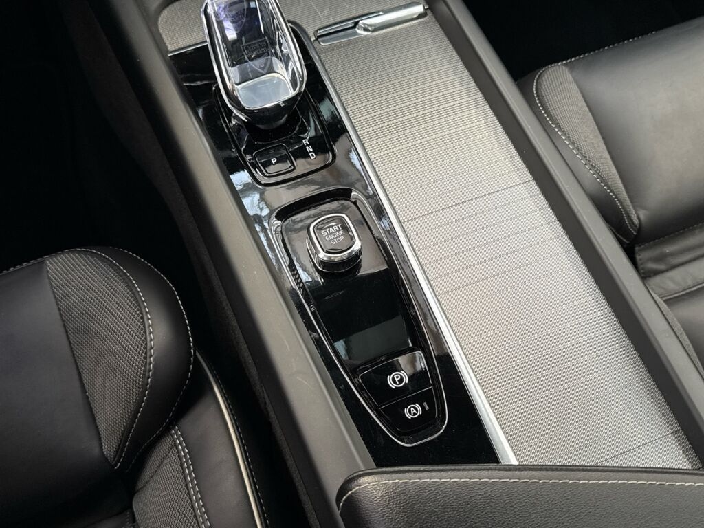 Volvo XC60 2023 Musta