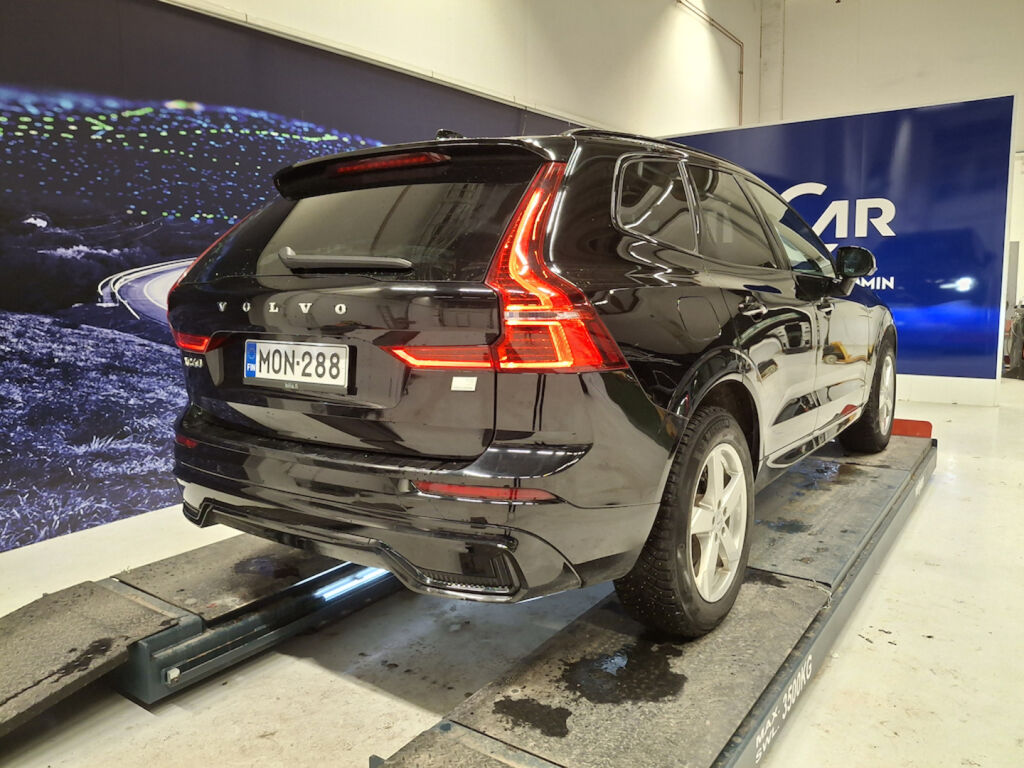 Volvo XC60 2023 Musta