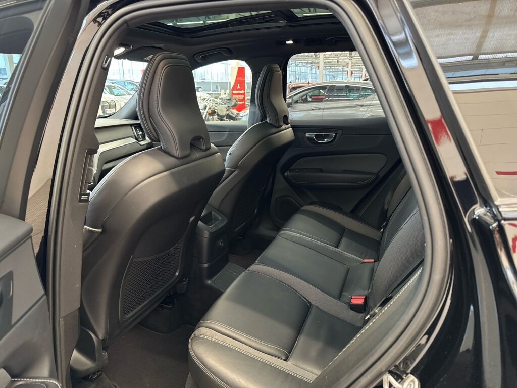 Volvo XC60 2023 Musta