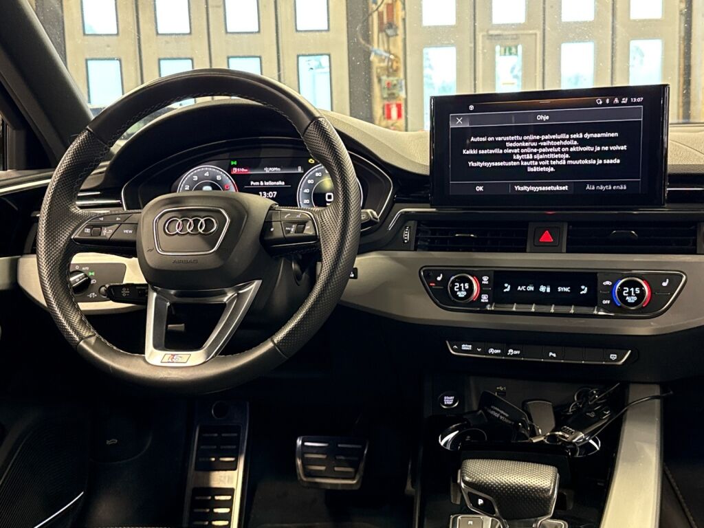 Audi A4 2023 Musta