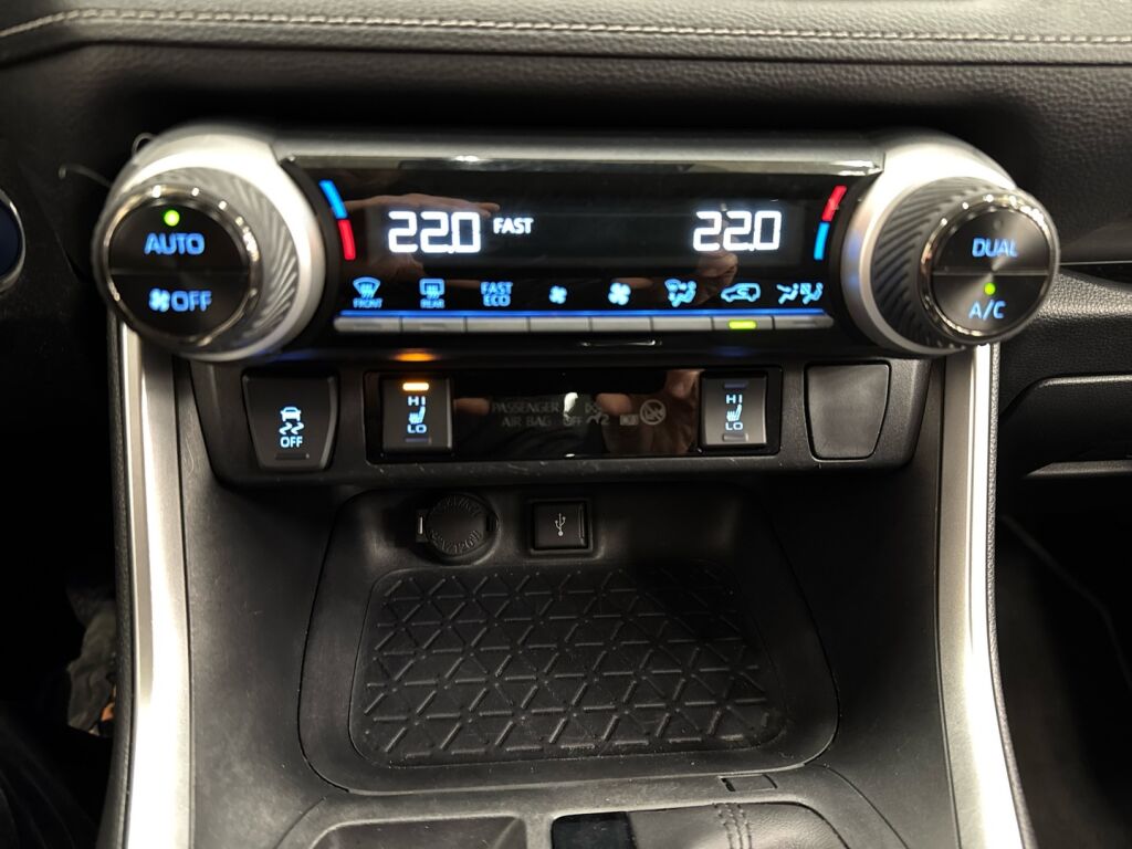 Toyota RAV4 2022 Musta