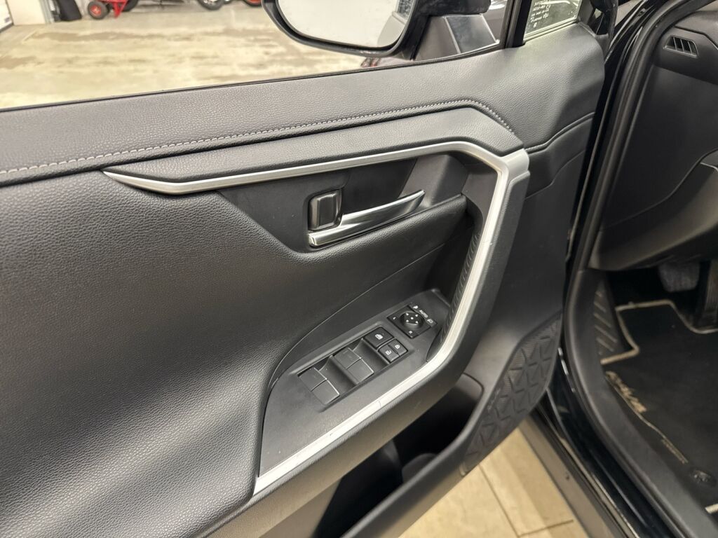 Toyota RAV4 2022 Musta