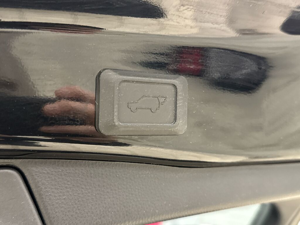 Toyota RAV4 2022 Musta