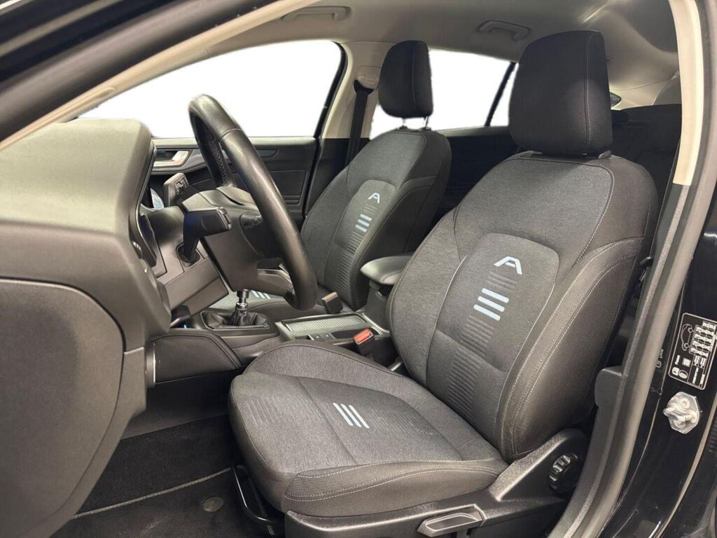 Ford Focus 2022 Musta
