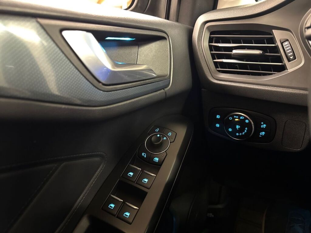 Ford Focus 2022 Musta