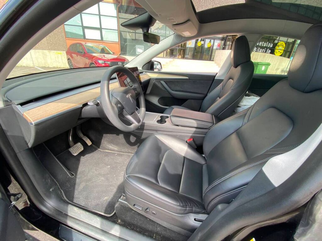 Tesla Model Y 2023 Musta