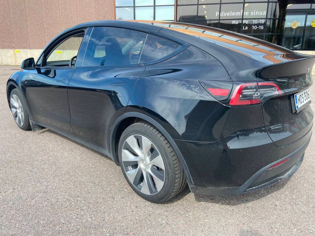 Tesla Model Y 2023 Musta