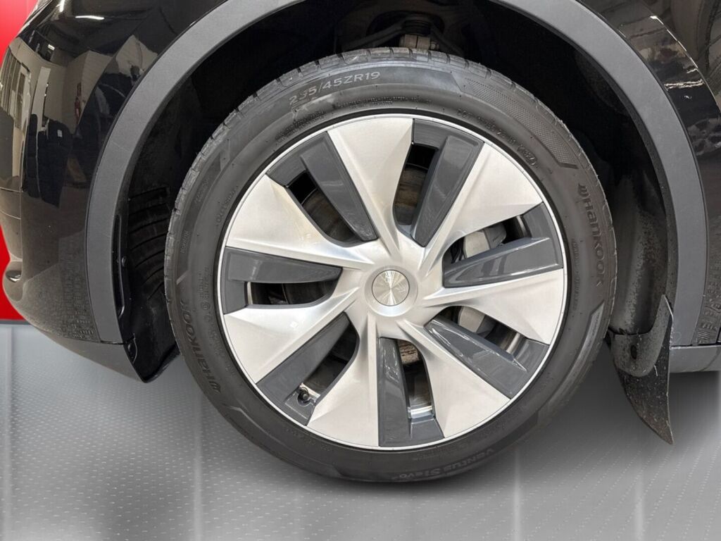 Tesla Model Y 2023 Musta